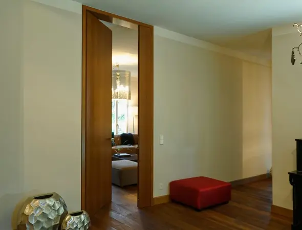 Moderne Schiebetür aus Holz trennt Wohnzimmer und Flur mit stilvoller Inneneinrichtung.